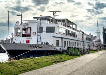 Slaapboot 'Amanpuri' voor onderhoud naar het dok