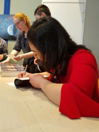 Hayarpi signeert 20190322_161659 web.jpg Hayarpi signeert 20190322_161659 web.jpg