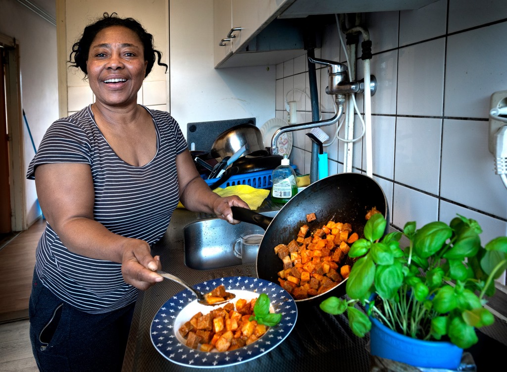 Emmen BBB vrouw in keuken 13 mrt 19 nr 17 Emmen BBB vrouw in keuken 13 mrt 19 nr 17