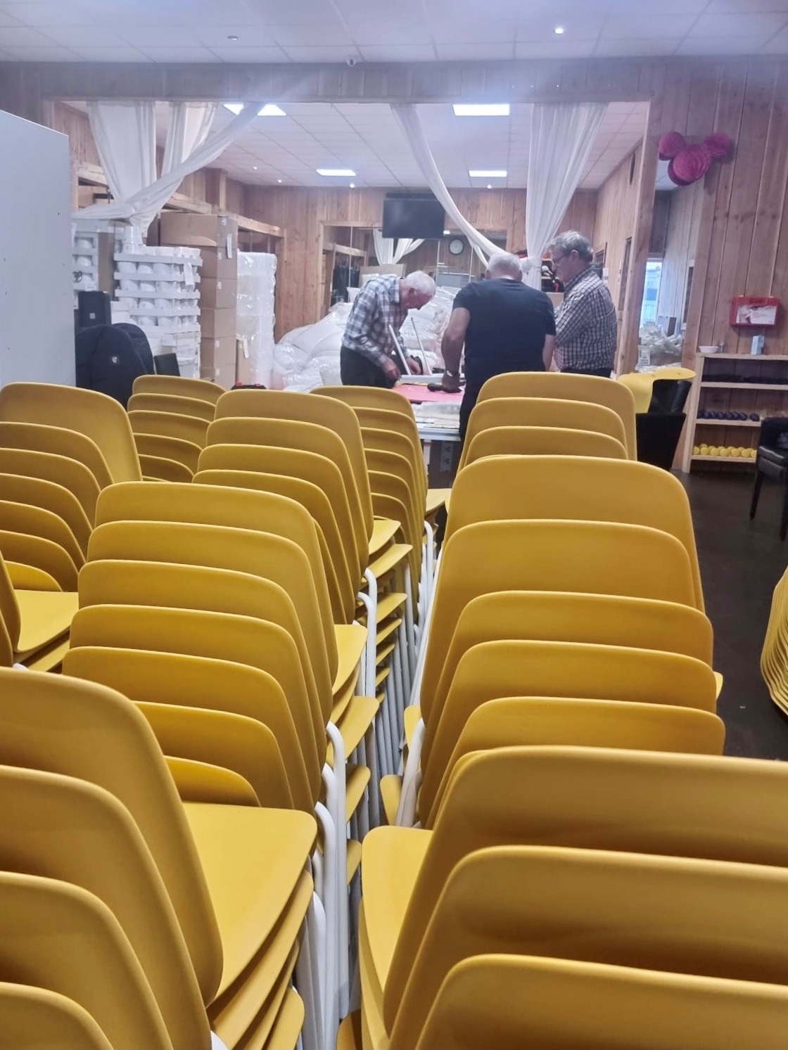 LVV Nieuwbouw 3 nov 2021 gele stoelen van de lopende band - foto JvT.jpg