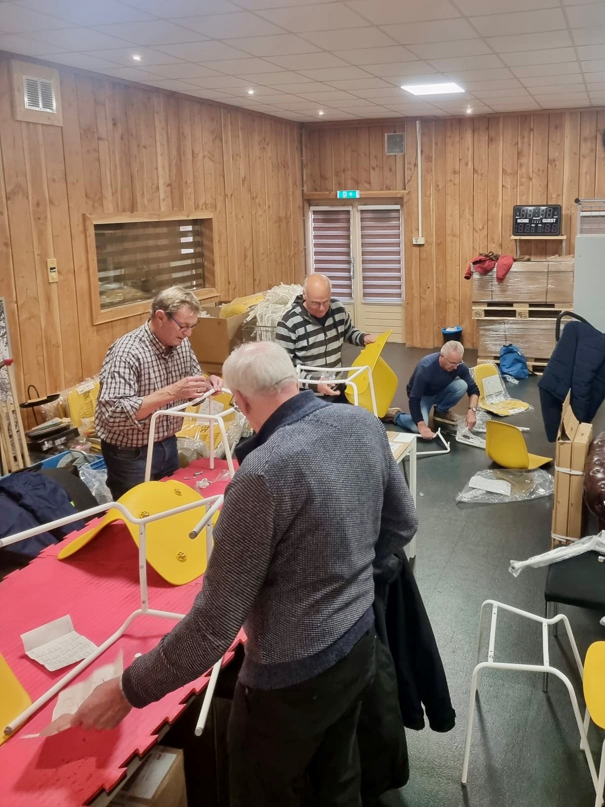 LVV Nieuwbouw 3 nov 2021 mannen Immanuelkerk monteren stoelen in de gym - foto JvT.jpg