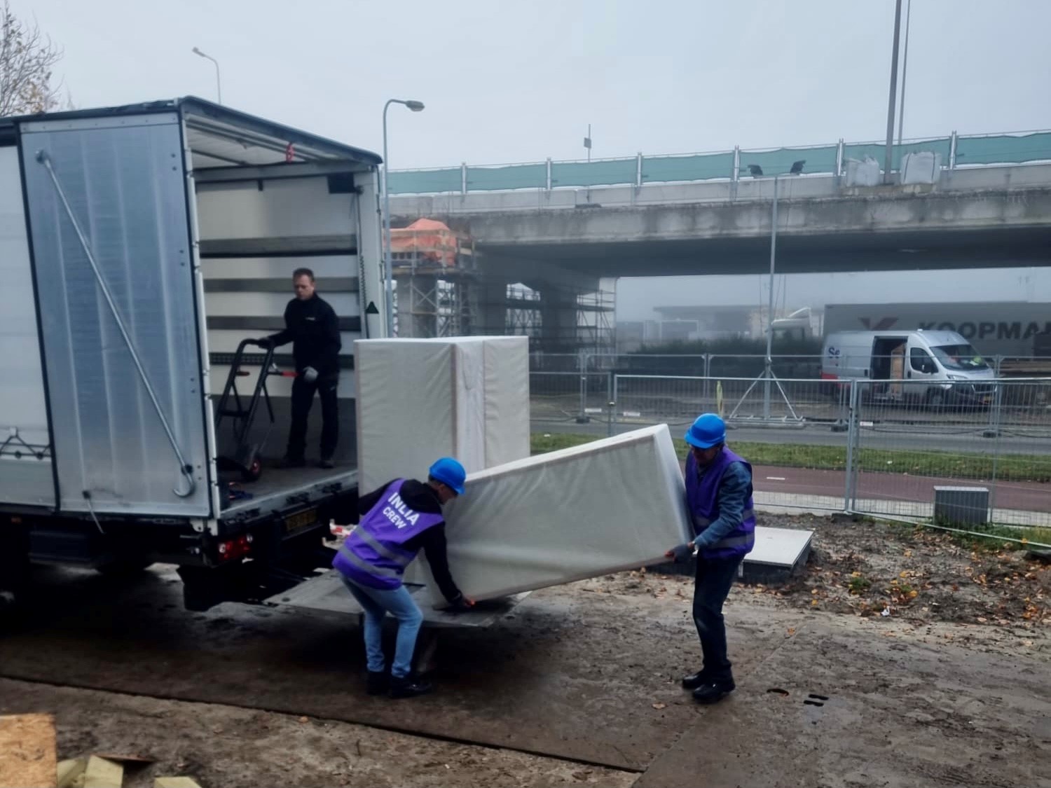 LVV Nieuwbouw 3 nov 2021 vrachtwagen uitladen - foto JvT.jpg