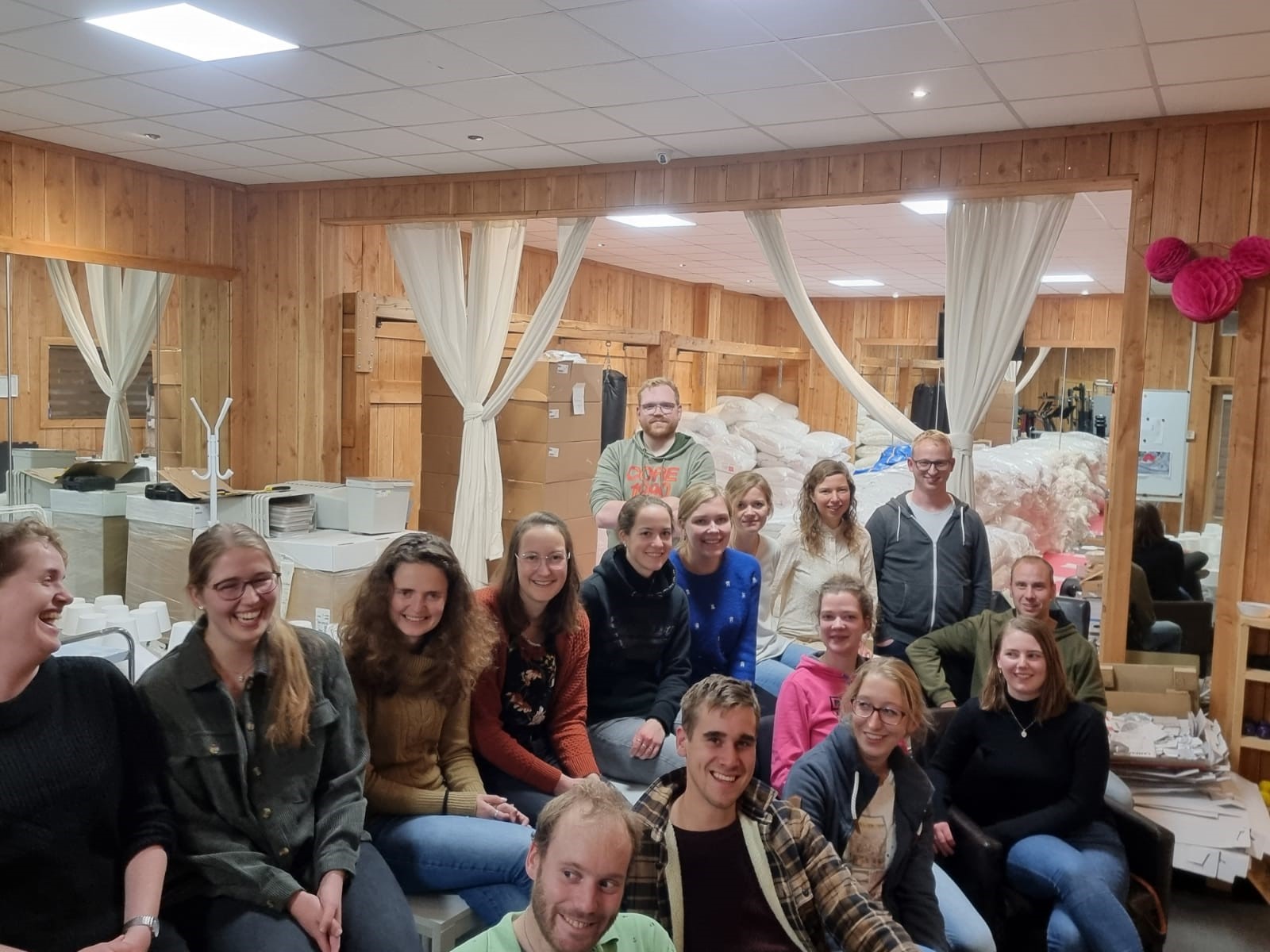 LVV Nieuwbouw 8 nov 2021 - 15 vrijwilligers van Stichting Lifenet in de gym.jpg