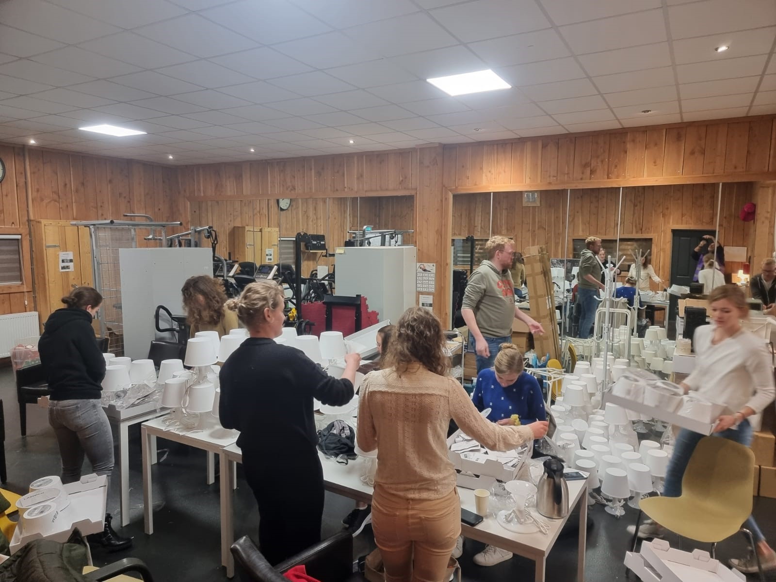 LVV Nieuwbouw 8 nov 2021 - lampjes monteren in de gym.jpg