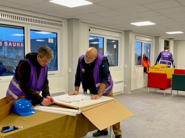 Wethouder Pepijn Vemer heeft vaker een tafeltje in elkaar gezet