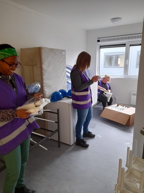 Dames doen fanatiek mee aan wedstrijd tafeltjes monteren