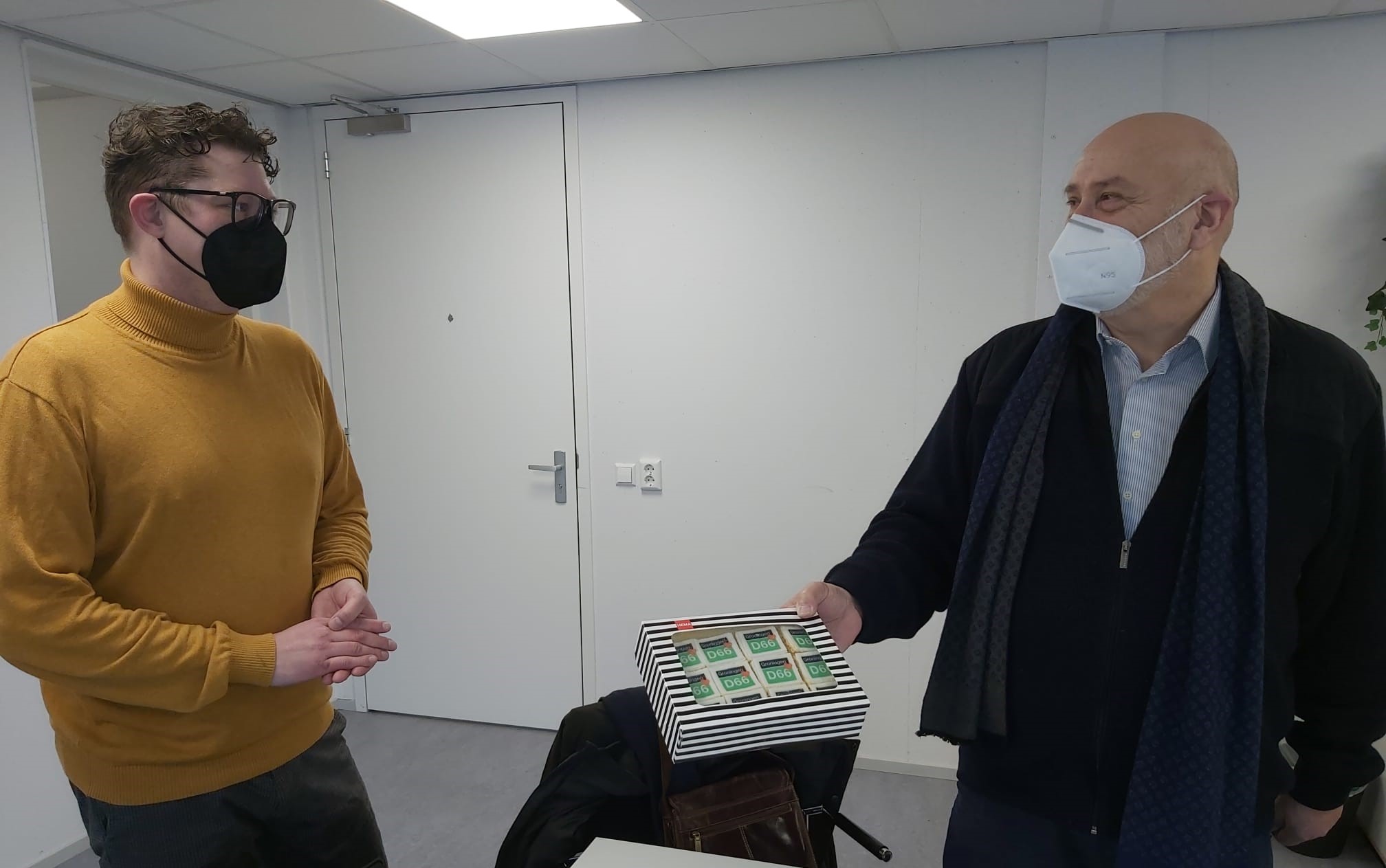 D66 Rob Visser biedt John v Tilborg Valentijnsgebak aan