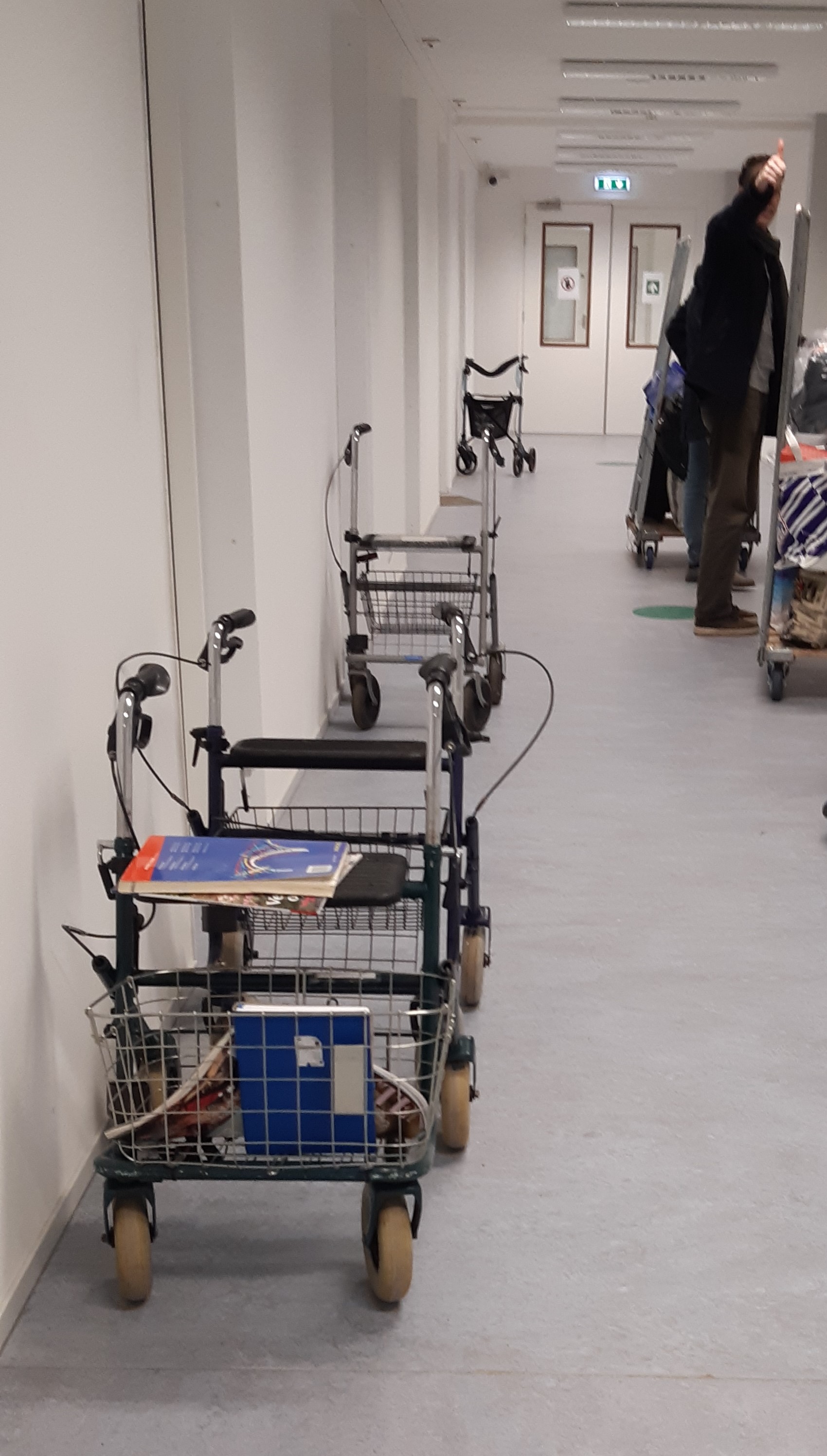 Rollators in de gang voor minder validen.jpg Rollators in de gang voor minder validen.jpg