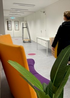 Gast met doos in de gang Gast met doos in de gang