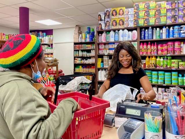 Grace in haar winkel - mrt 2022.jpg