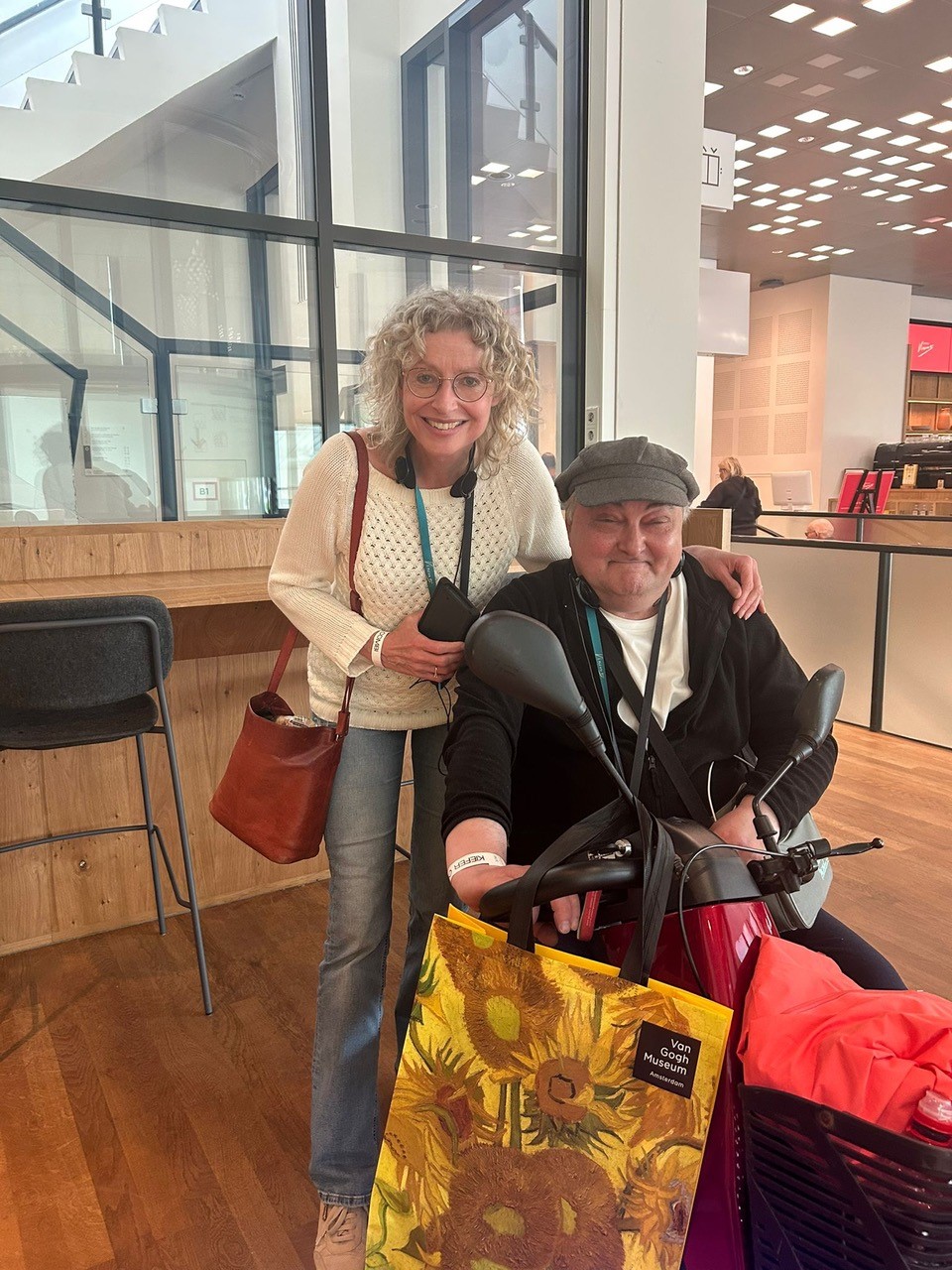 Laatste wens foto 1 - Arif met Astrid in het Van Gogh museum.jpg