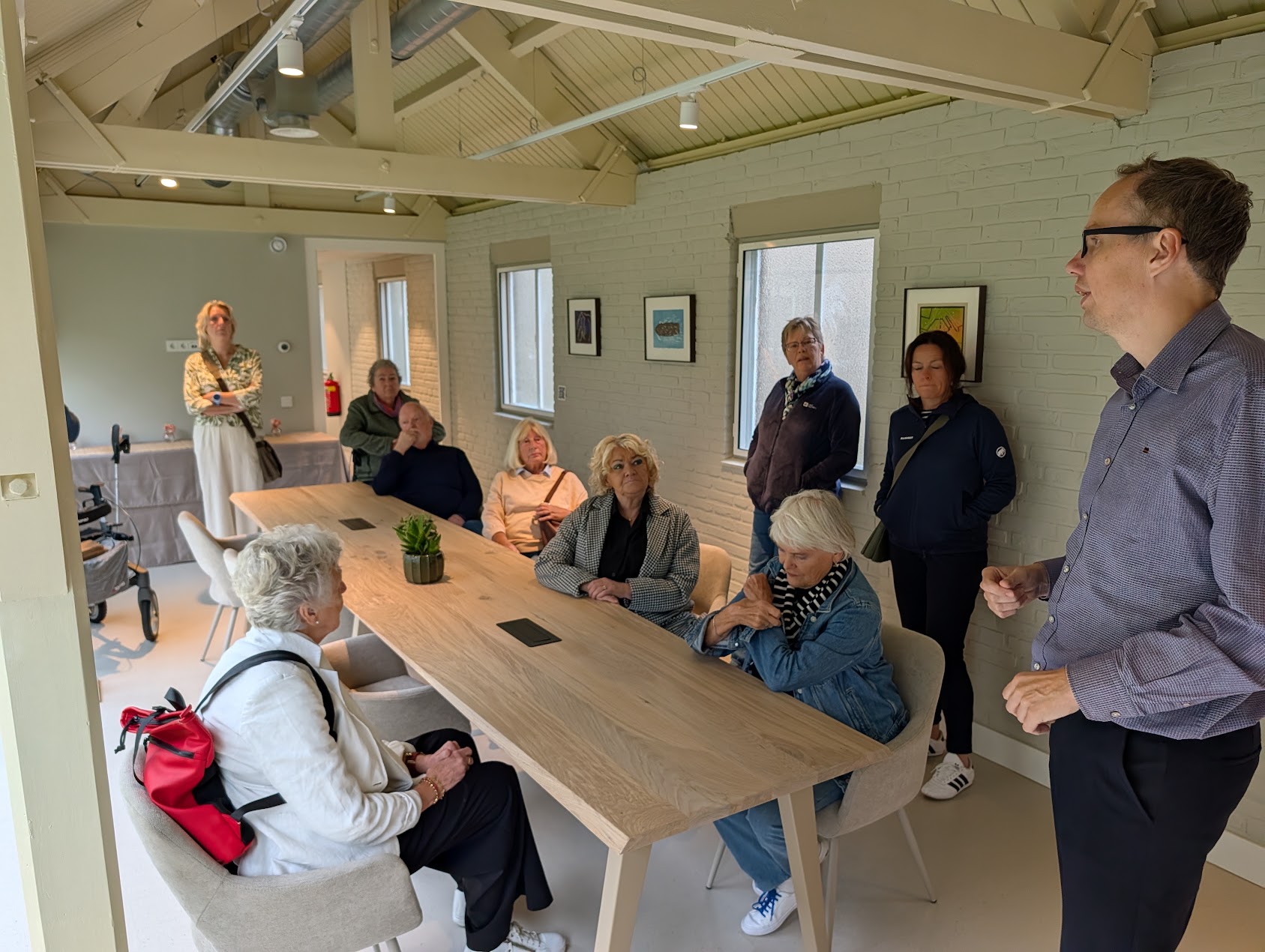Rondleiding in de kloostergang.jpg Rondleiding in de kloostergang.jpg