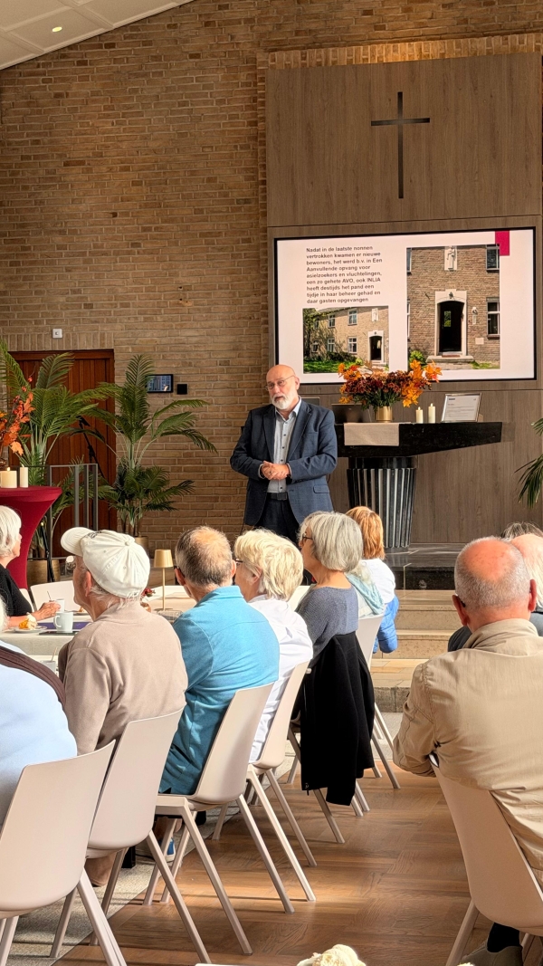 Kapel - John v Tilborg spreekt bezoekers toe Kapel - John v Tilborg spreekt bezoekers toe